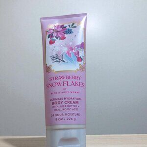 Bath & Body Works - STRAWBERRY SNOWFLAKES Body Cream, NWT